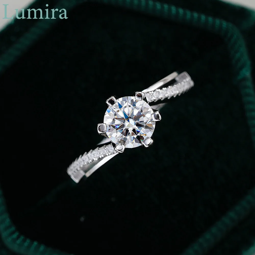 Moissanite Engagement Ring 1 Carat - Lumira Ring met Twisted Arm Moissanite,