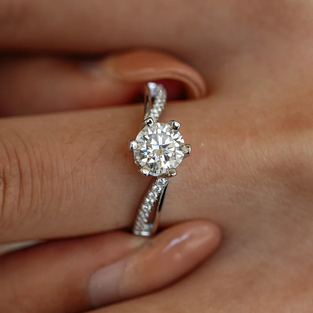 Lumira Ring met Twisted Arm Mo - Moissanite Engagement Ring 1 Carat recensie en prijs
